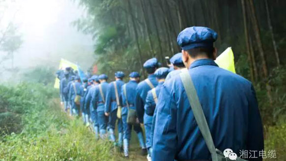 緬懷革命先烈，學(xué)習(xí)革命精神。——湘江電纜井岡山精神學(xué)習(xí)班剪影